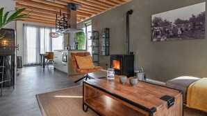 Una sala de estar moderna con chimenea, un comedor y una cocina.