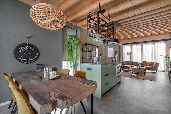 Küche mit Kühlschrank, Gefrierschrank, Kombi-Backofen und Geschirrspüler