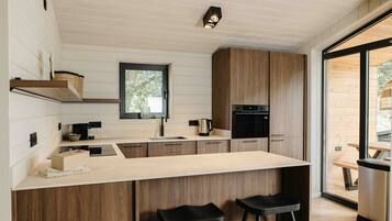 Kühlschrank, Mikrowelle, Ofen, Geschirrspüler