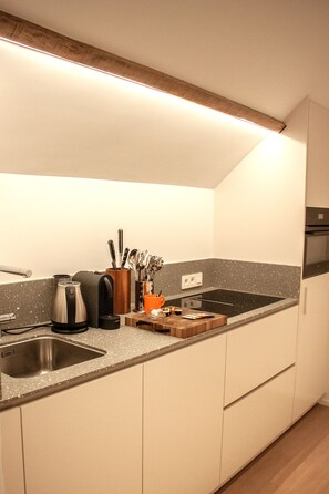 Studio Premium, vue cour intérieure | Cuisine privée
