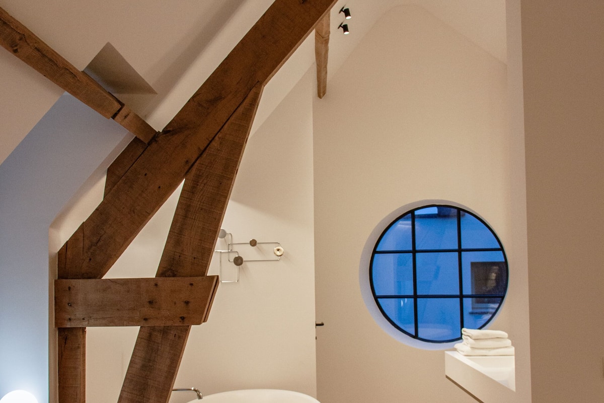 Studio Fabienne | Bathroom | Free toiletries, hair dryer, towels, soap