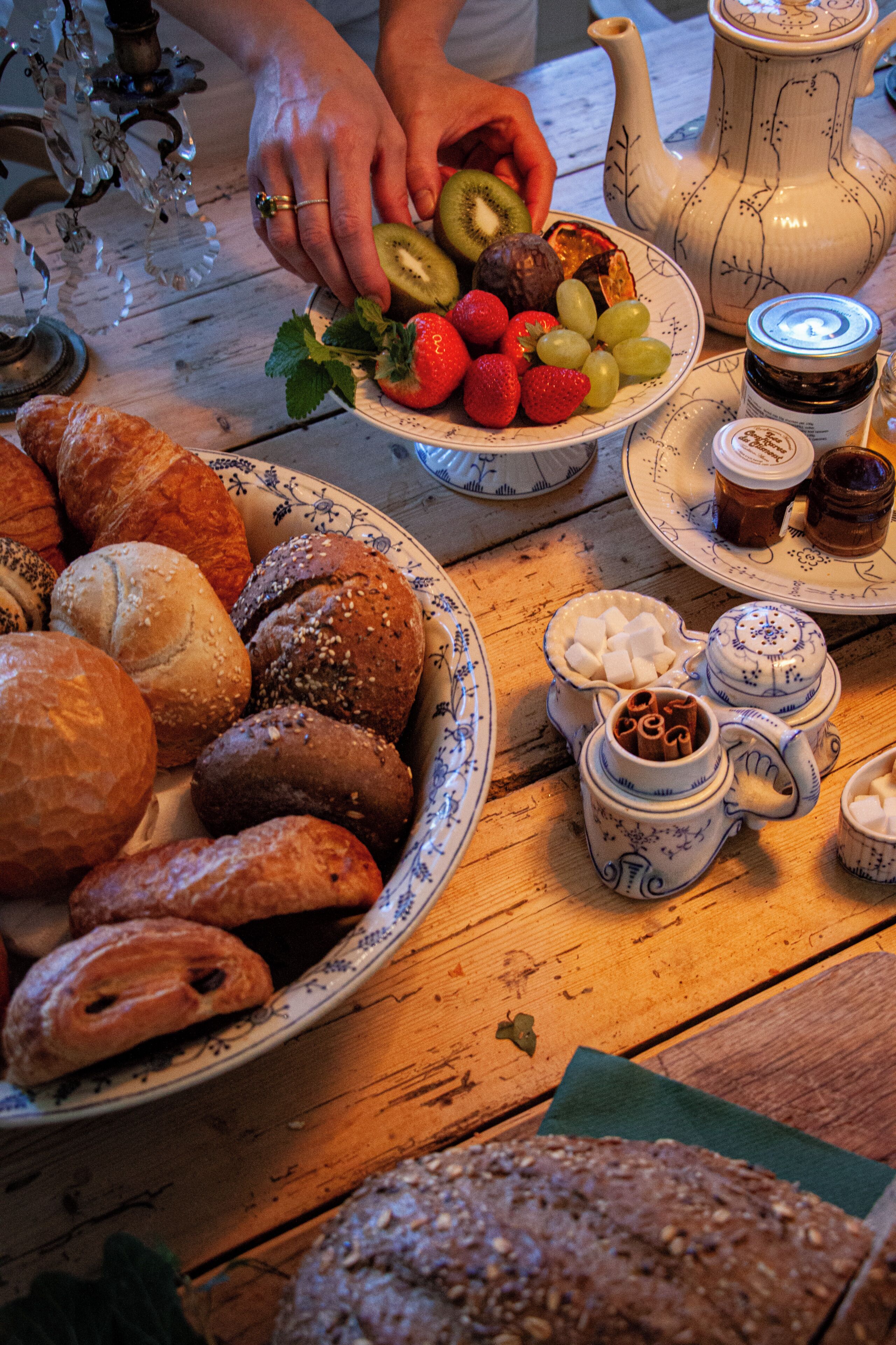 Uma mesa com diversos alimentos e uma chaleira.