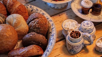 Uma mesa com diversos alimentos e uma chaleira.