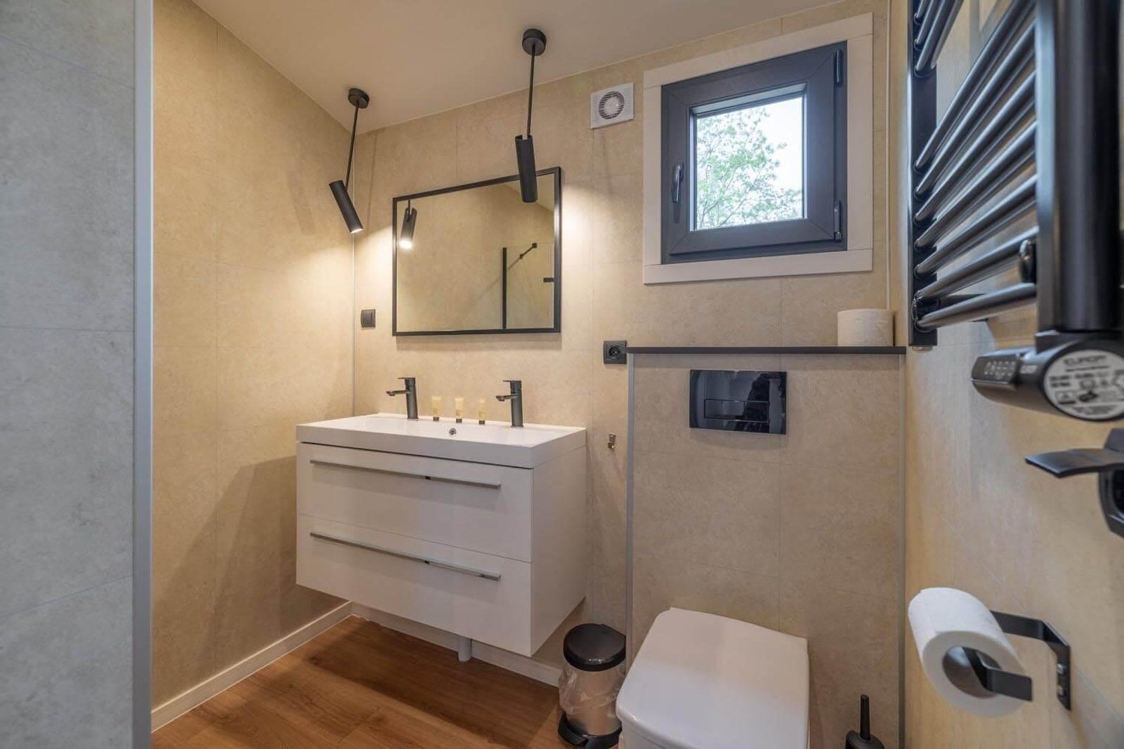 Een douche, handdoeken