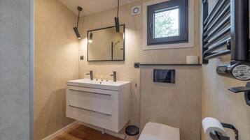 Een douche, handdoeken