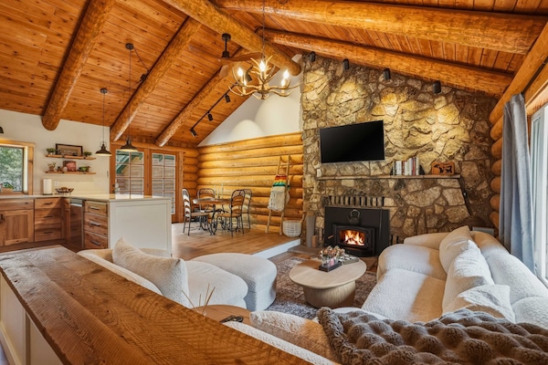 Cabin, Multiple Beds, Patio, Garden View (Lucky Logger) | Living area