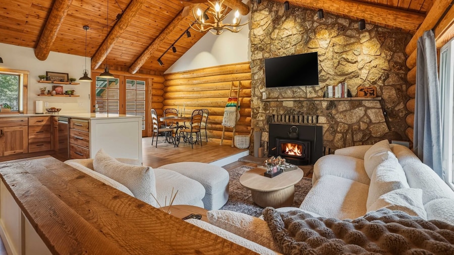 Lucky Logger Cute and Cozy Cabin Getaway
