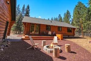 Terrace/patio - Lucky Logger Cute and Cozy Cabin Getaway (La Pine)