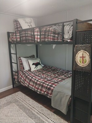 3 slaapkamers, een strijkplank/strijkijzer, gratis wifi, beddengoed