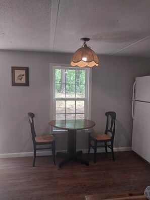 Dining - Lake house on state park near sports complex (Acworth)