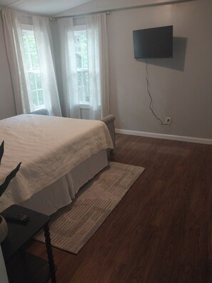 3 slaapkamers, een strijkplank/strijkijzer, gratis wifi, beddengoed