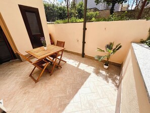 Outdoor dining - Vrbo Property (Marta)