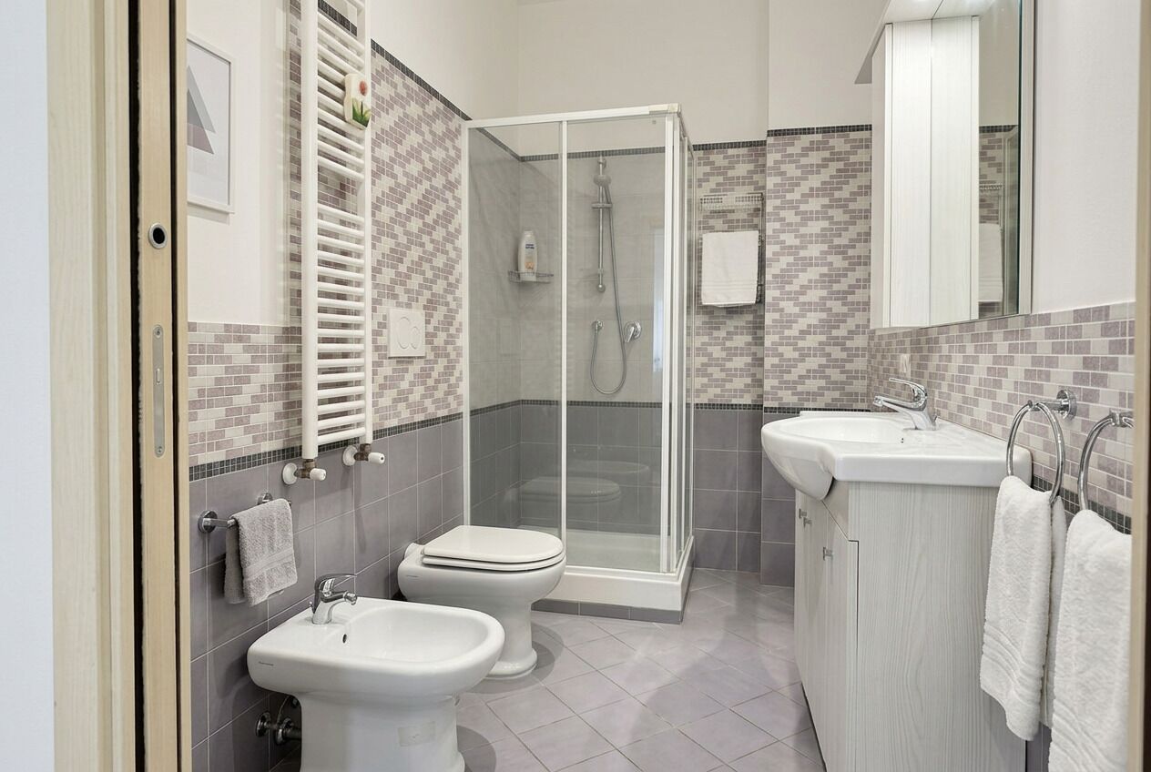 Dusche, Bidet, Seife, Toilettenpapier
