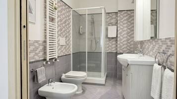 Dusche, Bidet, Seife, Toilettenpapier