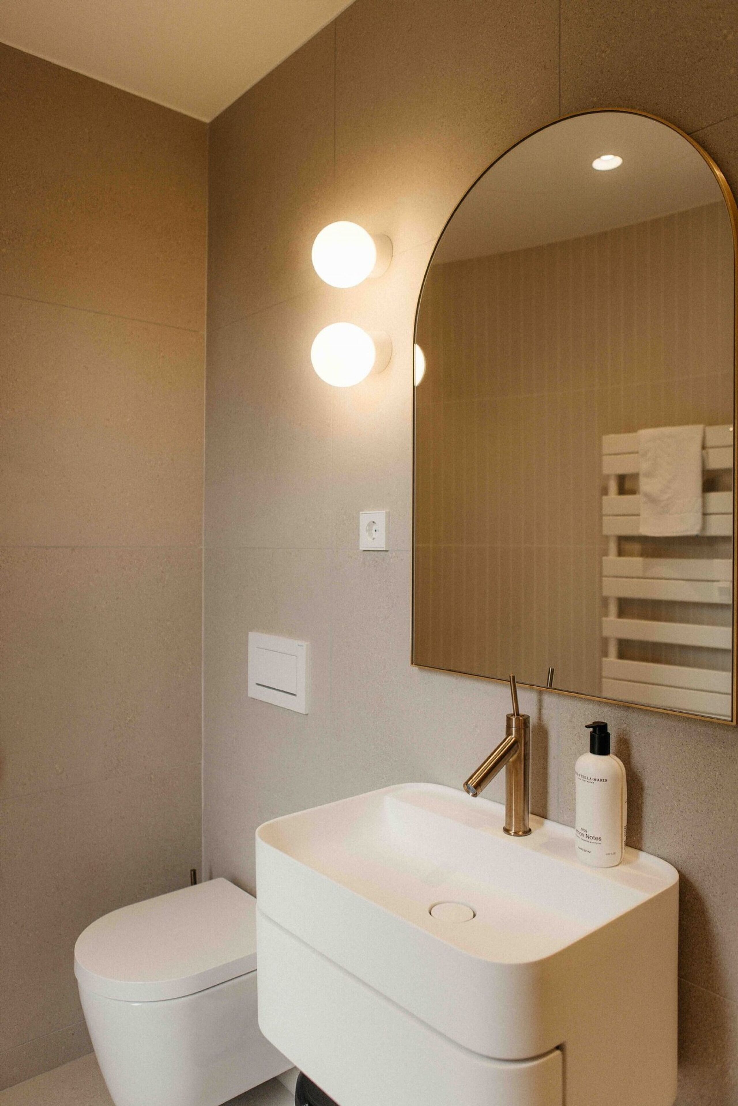 Een douche, handdoeken