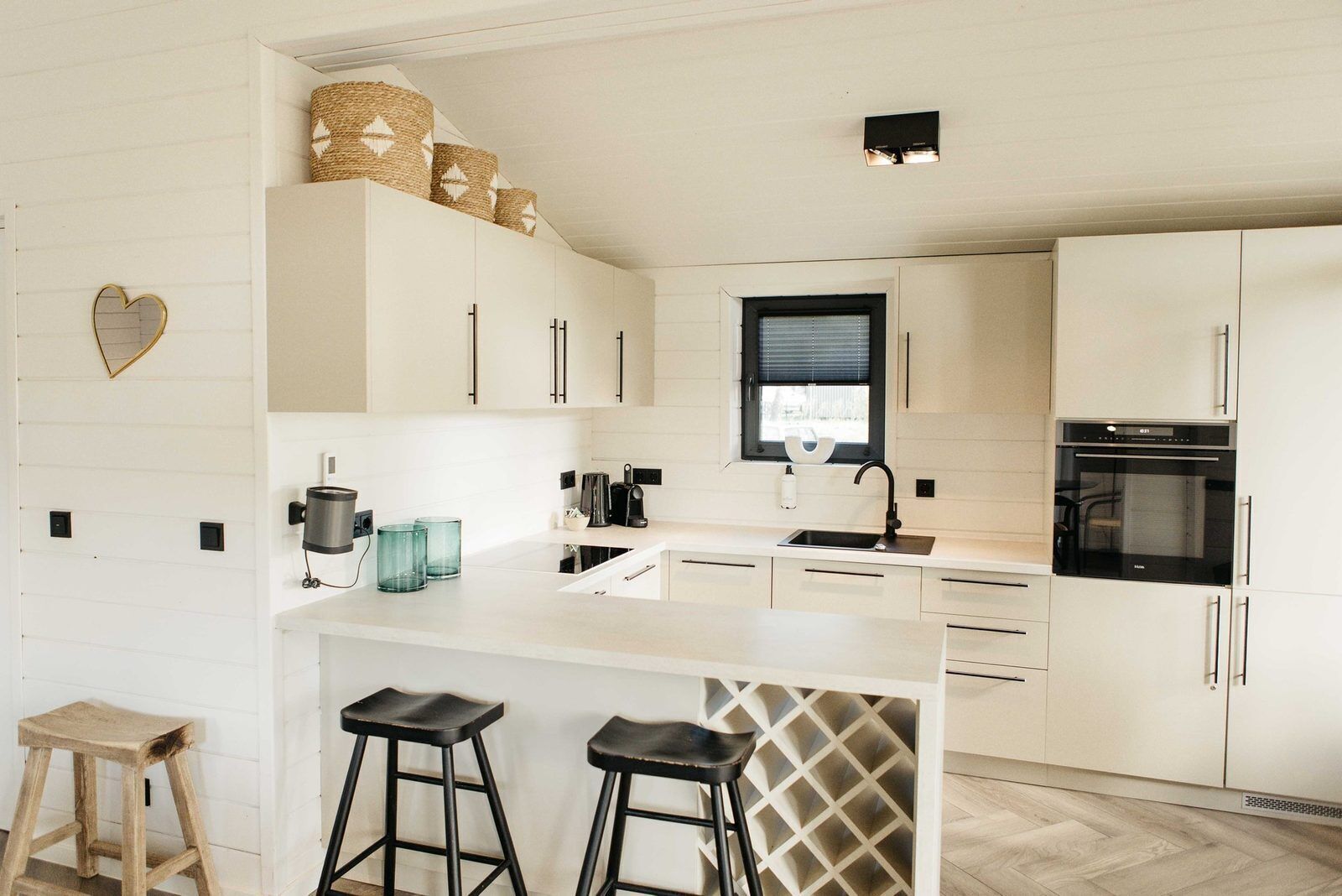 Fridge, oven, dishwasher, coffee/tea maker