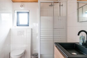 Een douche, handdoeken