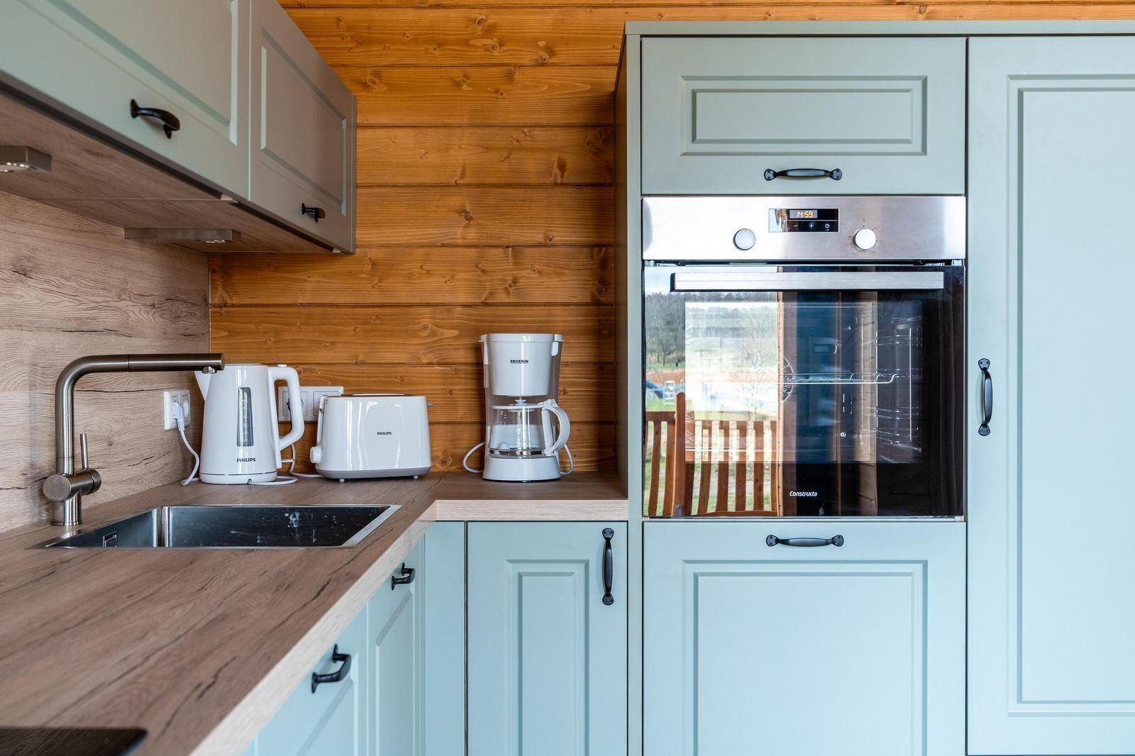 Fridge, oven, dishwasher, coffee/tea maker