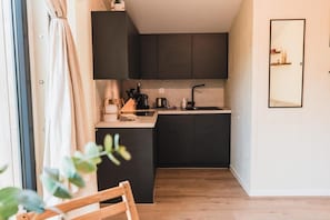 Jääkaappi, kahvin-/teenkeitin, keittoastiat/astiat/ruokailuvälineet