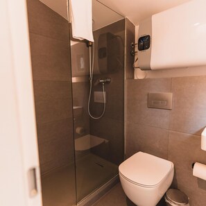 Een douche, handdoeken