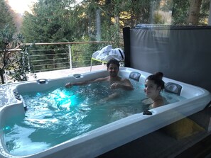 Outdoor spa tub - Haven of peace in the foothills of the Alps - private & comfortable (Waldegg)