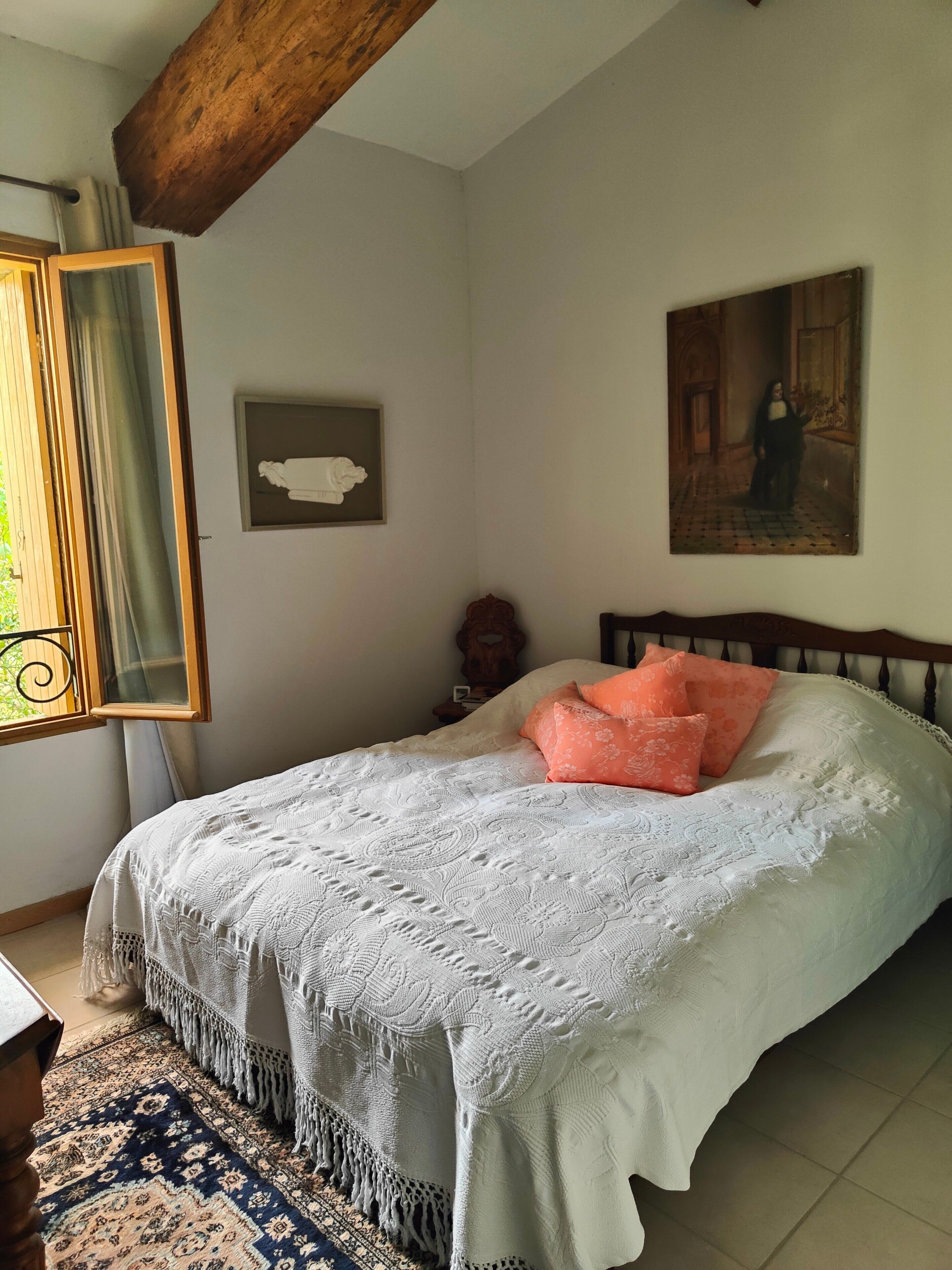 Iron/ironing board, WiFi, bed sheets