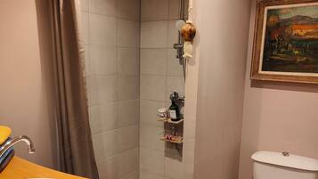 Een douche, een haardroger, handdoeken