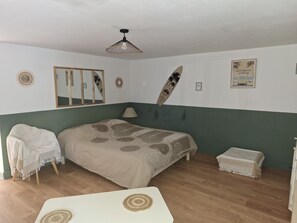 Iron/ironing board, bed sheets - Provencal village between Aix en Provence and Cassis (Fuveau)