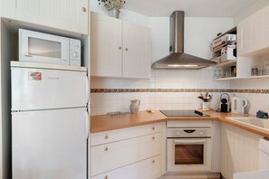 Frigorífico, microondas, horno y placa de cocina