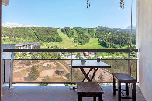 Superb Apartment with Mountain View at the Foot of the Slopes