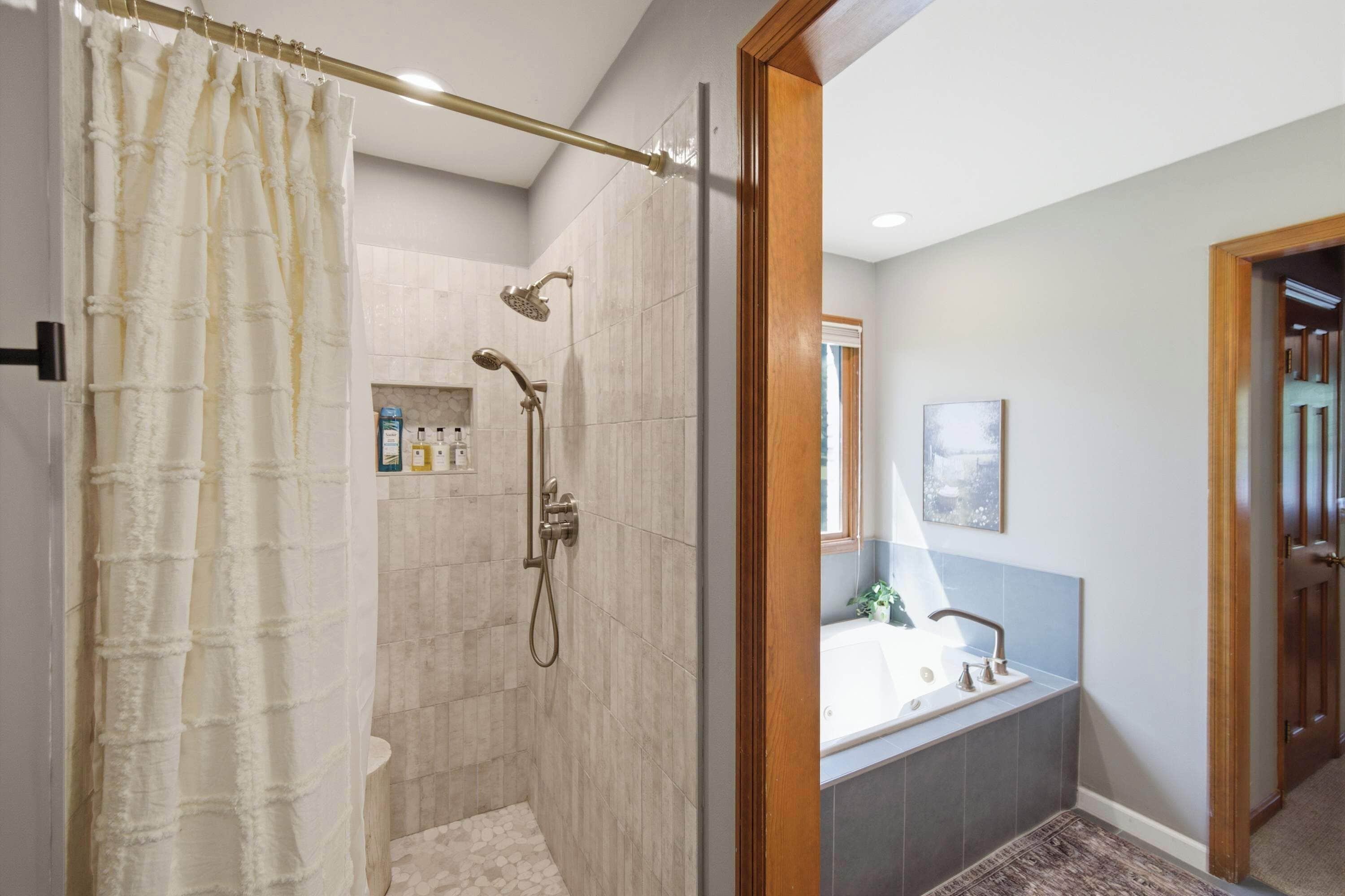 House, Multiple Beds, Pool Access, Pool View (6645 Smith Rd) | Bathroom