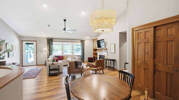House, Multiple Beds, Pool Access, Pool View (6645 Smith Rd) | Living area