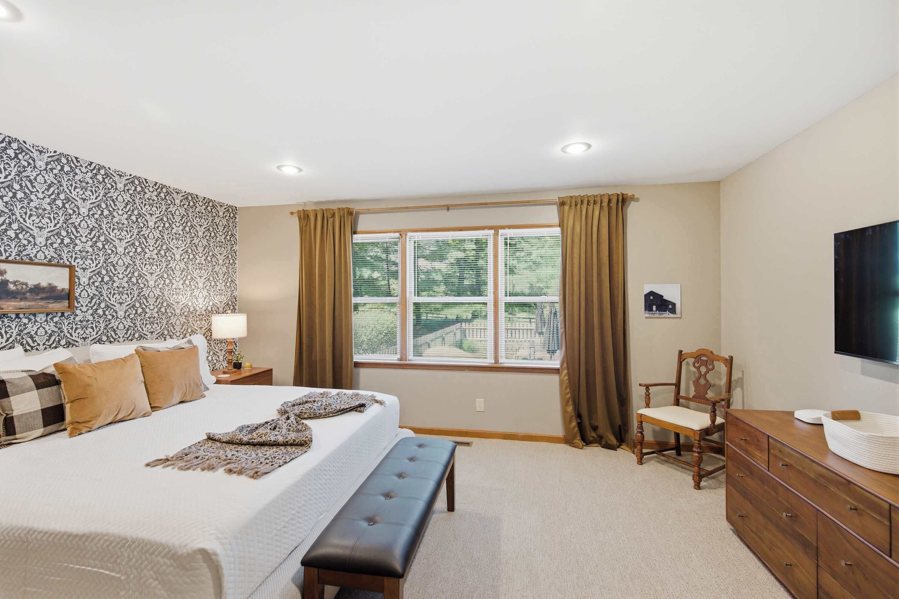 4 bedrooms, individually decorated, individually furnished, desk