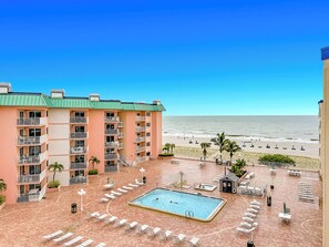 Un hotel con piscina, vista al mar y varias terrazas.