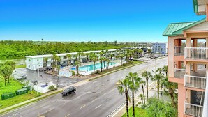 Ein Hotel mit Schwimmbad, einer Straße und Blick auf die Umgebung.