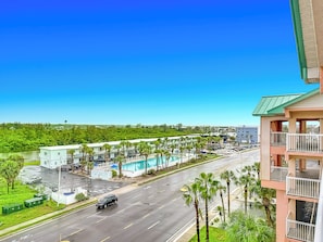 Ein Hotel mit Schwimmbad, einer Straße und Blick auf die Umgebung.