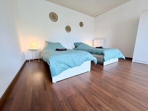 Tabla de planchar con plancha, wifi, ropa de cama