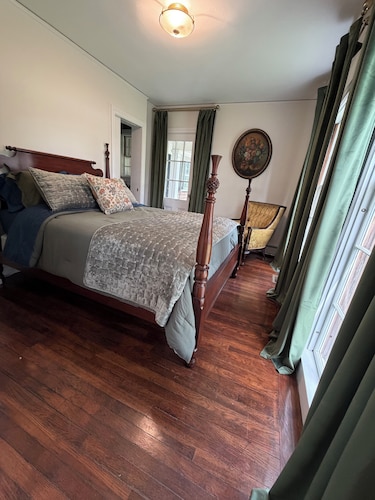 Fabulous 4 bedroom 4 bath home in charming Portsmouth RI Steps from Newport Polo