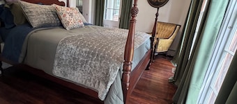 Fabulous 4 bedroom 4 bath home in charming Portsmouth RI Steps from Newport Polo