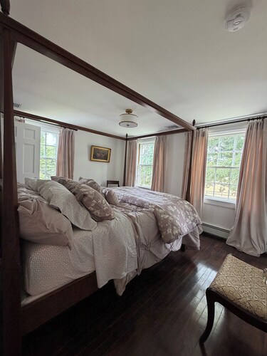 Fabulous 4 bedroom 4 bath home in charming Portsmouth RI Steps from Newport Polo