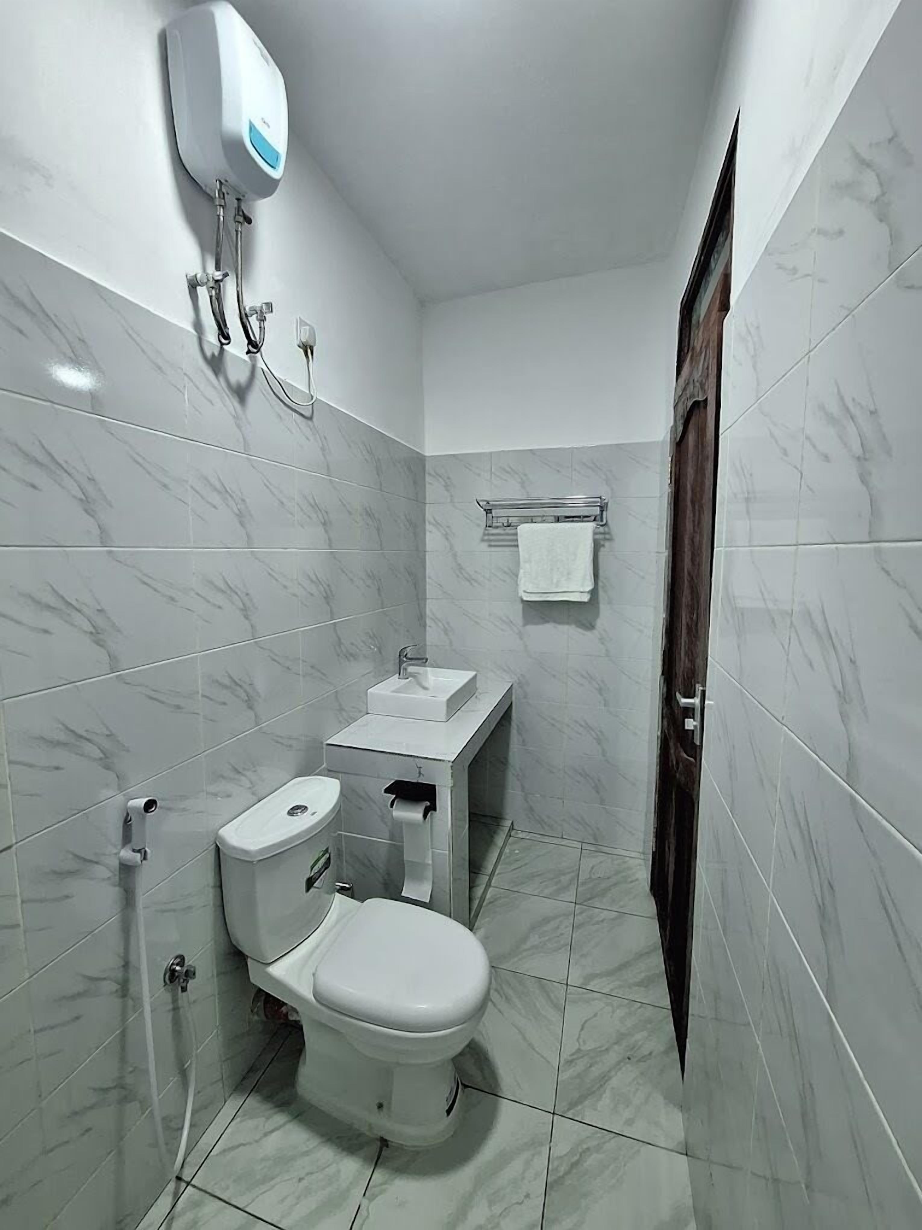 Deluxe Double Room | Bathroom | Shower, slippers, towels, soap