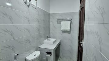 Deluxe Double Room | Bathroom | Shower, slippers, towels, soap