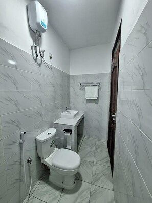 Habitació doble Deluxe | Bany | Dutxa, sabatilles, tovalloles i sabó 