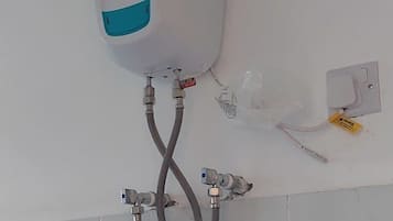 Deluxe Single Room | Bathroom | Shower, slippers, towels, soap