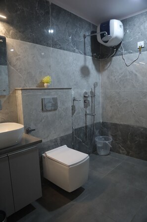 Suite Keluarga | Kamar mandi | Shower, handuk, sabun, dan sampo