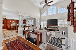 Living area - Milford Quiet Coastal Retreat 3br Sleeps 8 3 Bedroom Home (Milford)