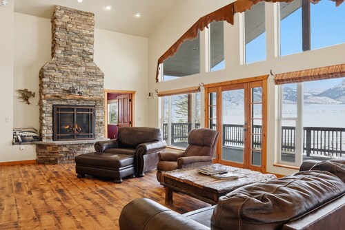 Spacious Retreat Near Yellowstone 3 Bedroom Home