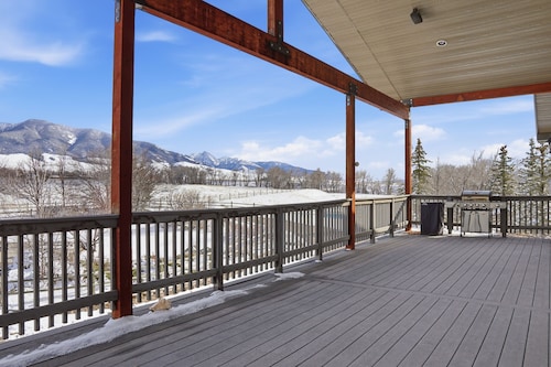 Spacious Retreat Near Yellowstone 3 Bedroom Home