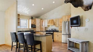 House, 3 Bedrooms | Private kitchen | Fridge, oven, coffee/tea maker, toaster