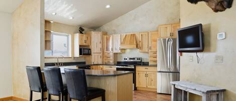 House, 3 Bedrooms | Private kitchen